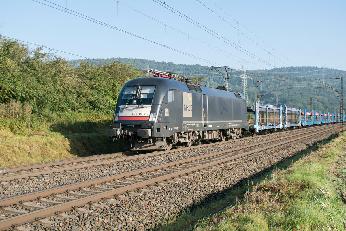 ES 64 U2-012 (182 512-4) ist mit einen leeren Autozug am 08.09.2021 bei Reilos unterwegs.