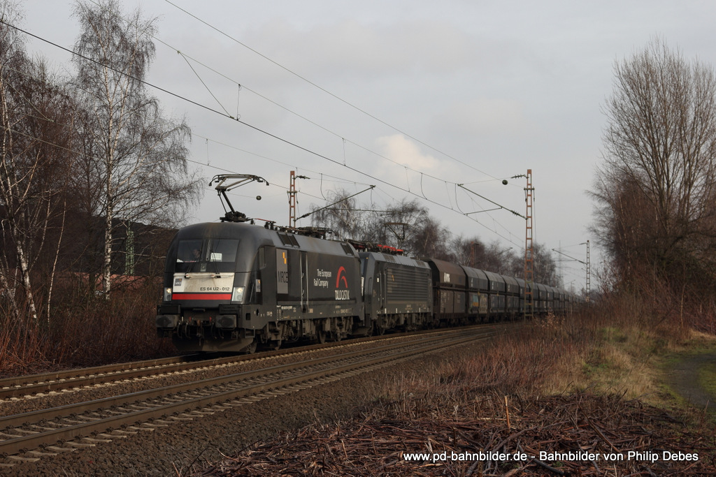 ES 64 U2 - 012 (TXLogistik) und ES 64 F4 - 102 mit einem Kohlezug in Bottrop Welheim, 25. Januar 2014