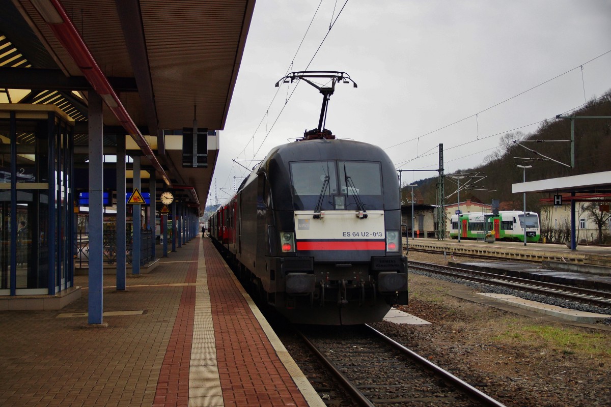 ES 64 U2-013 (182 513) steht als RB 16317 zur Abfahrt nach Halle/S. bereit.