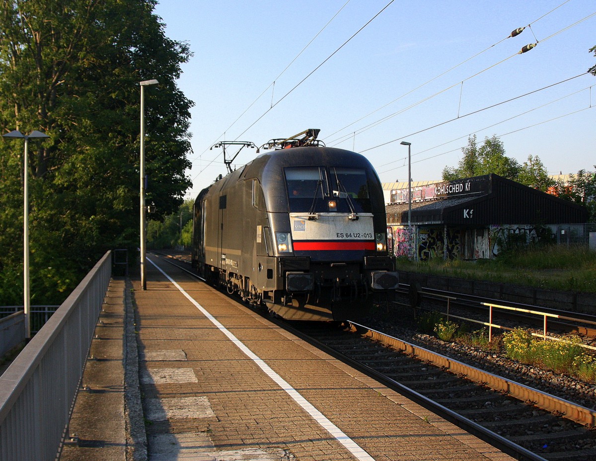 ES 64 U2-013 (182 513) von MRCE kommt als Lokzug die Kohlscheider-Rampe hoch aus Richtung Neuss und fährt in Richtung Aachen-West und fährt durch Kohlscheid in Richtung Richterich,Laurensberg,Aachen-West. 
An einem schönem Sommerarbend vom 1.7.2015.