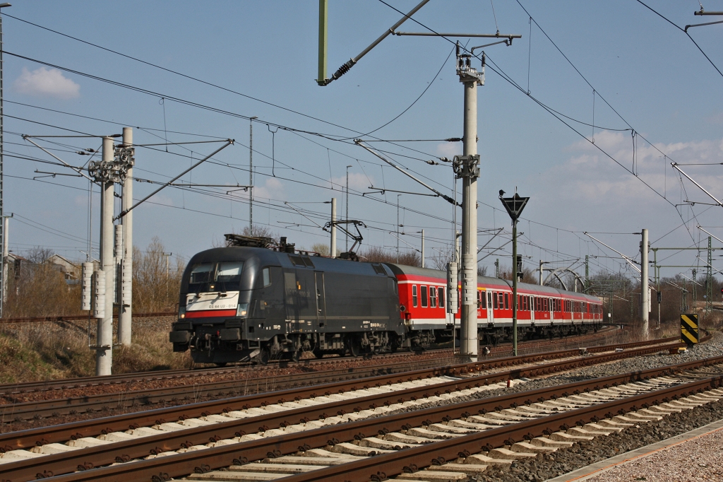 ES 64 U2-014 erreicht Weimar am 11.04.2015, Ziel war und ist Eisenach . 
Noch bis zum Dezember fährt die DB Regio mit By - Wagen auf der Personenzuglinie , genannten Regional Bahn 20 zwischen Halle (saale) Hbf und Eisenach.