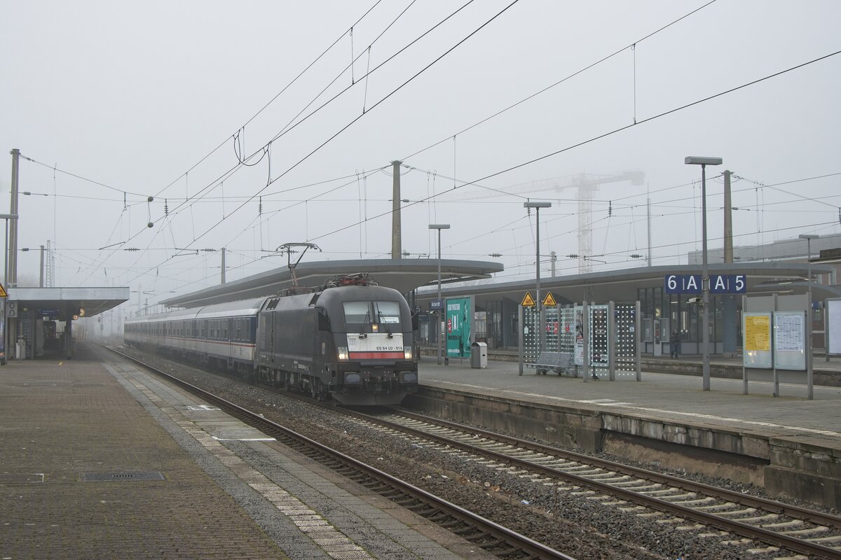 ES 64 U2-014 mit einem TRI-Errsatzzug auf der Linie RB 40 bei der Abfahrt in Bochum Hbf (15.01.2022)