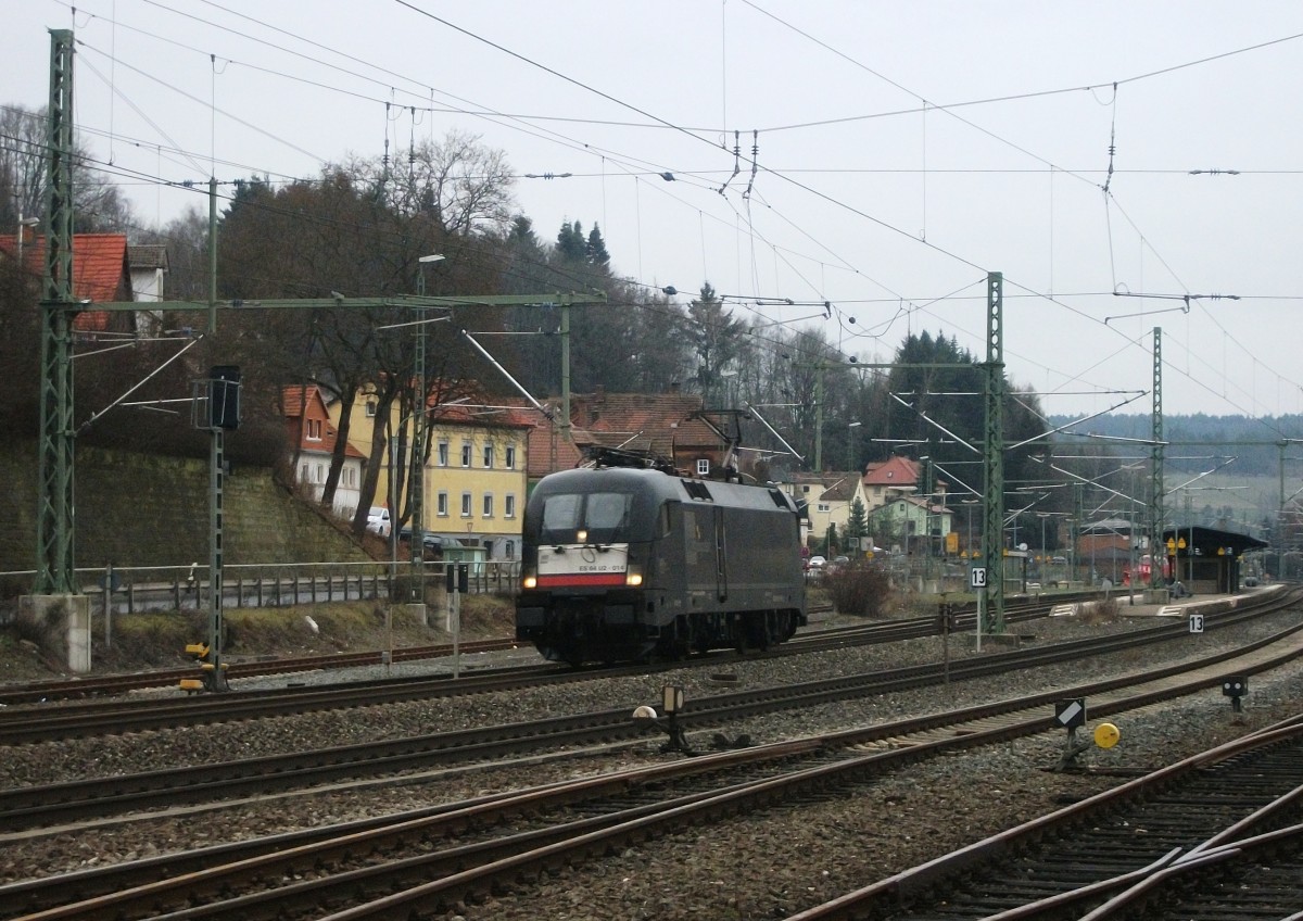 ES 64 U2-014 von MRCE durchfhrt am 03.Januar 2014 als Tfzf den Bahhof Kronach Richtung Nrnberg.
