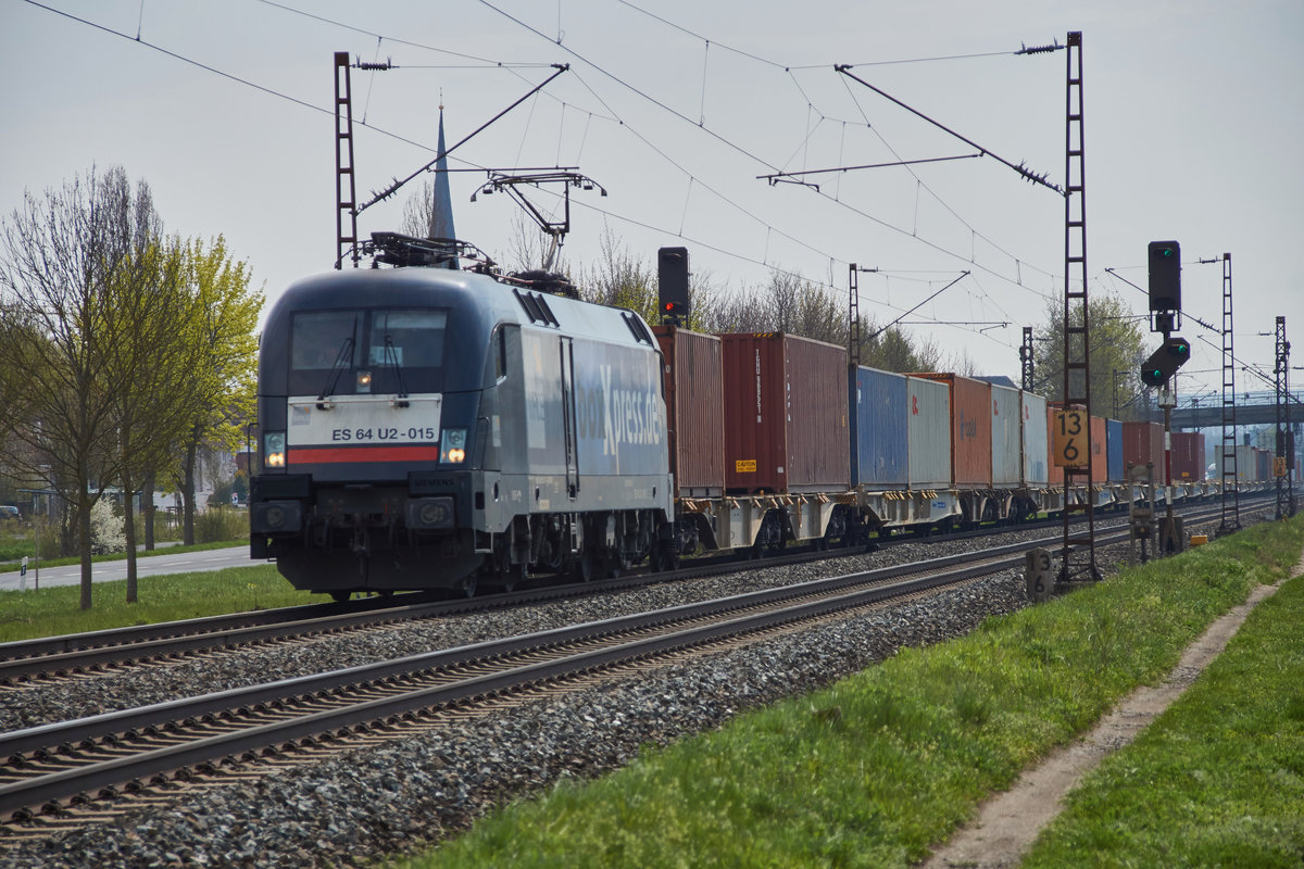 ES 64 U2-015 (182 515)ist mit einen Containerzug bei Thüngersheim am 12.04.16 zu sehen.