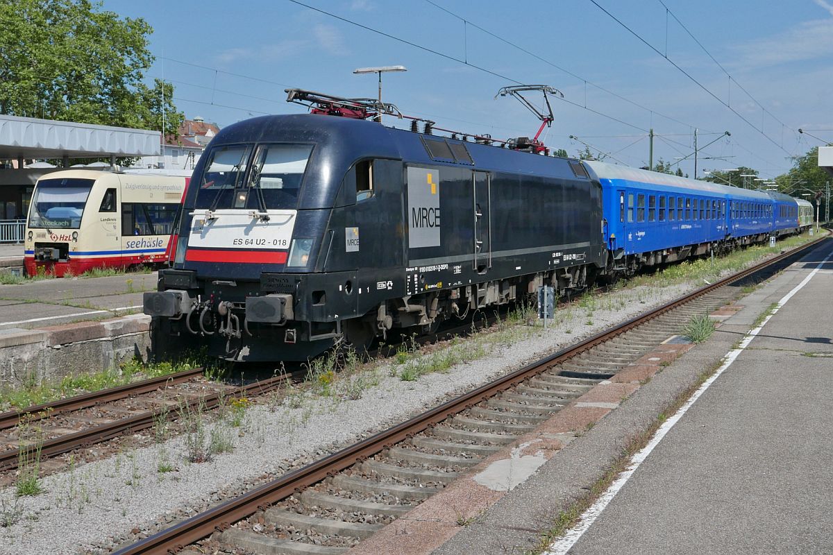 ES 64 U2 - 018 / 182 518-1 der MRCE mit fünf Wagen des ALPEN-SYLT Nachtexpress (NEX 84141) der RDC Deutschland GmbH von Radolfzell nach Westerland am 30.07.2021 in Radolfzell