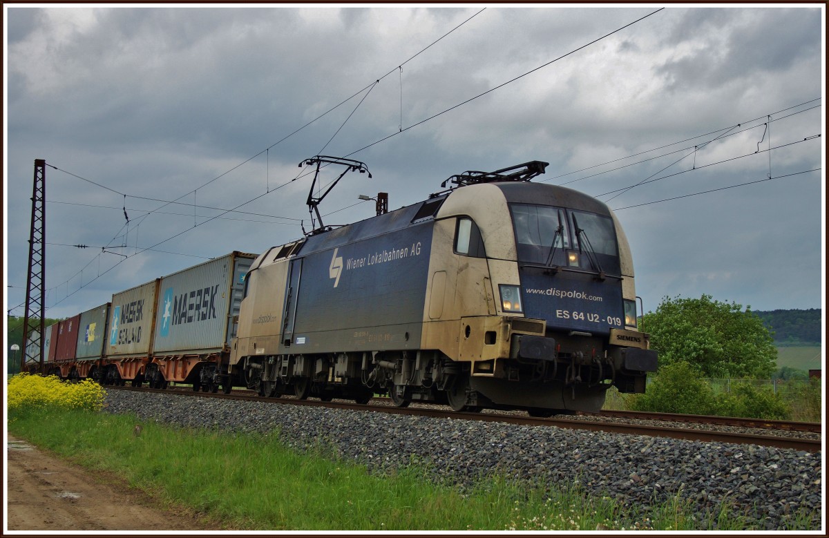 ES 64 U2-019 (182 519)der Wiener Lokalbahnen AG mit einen Containerzug in Retzbach am 08.05.14.