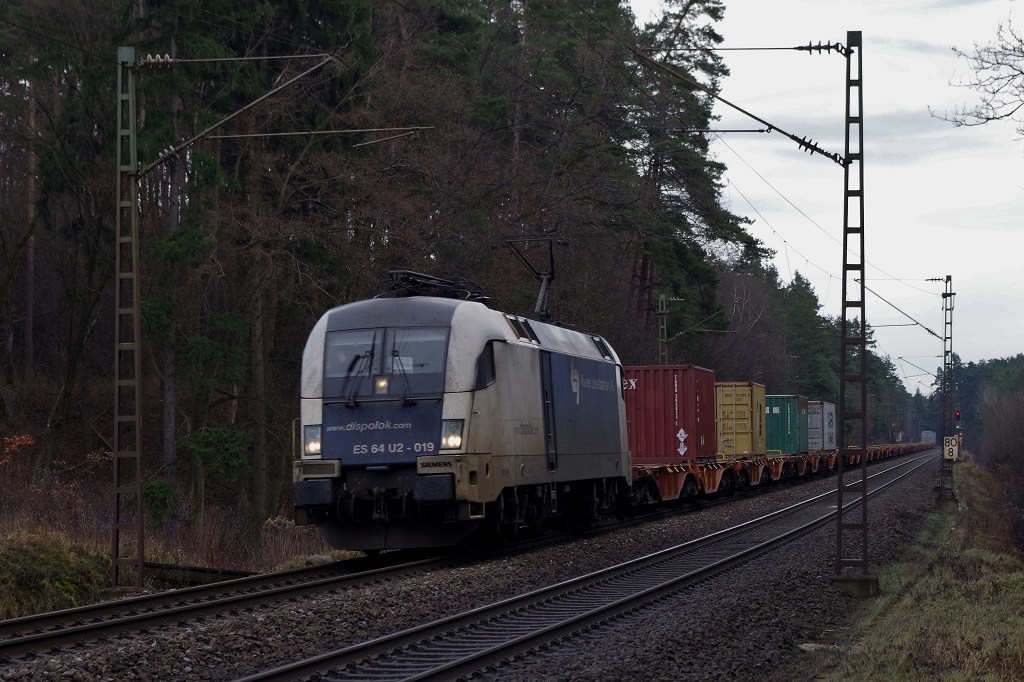 ES 64 U2 - 019 der WLC mit Containerzug am 03.01.2014 bei Mimberg Richtung Nürnberg. 