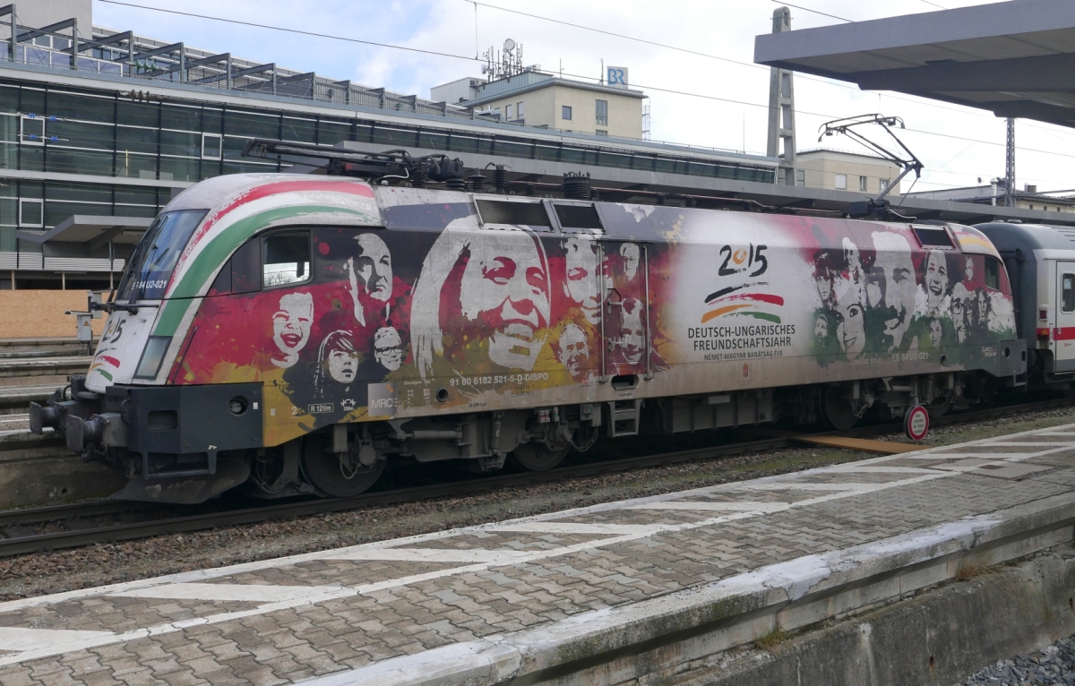 ES 64 U2 021 (91 80 6182 521-5-D-DISPO) steht mit dem IC 2082 Königssee, Berchtesgaden - Hamburg-Altona, an den in Augsburg die Wagen des IC 2084 Nebelhorn, Oberstdorf - Hamburg-Altona, angehängt wurden, zur Abfahrt bereit (Augsburg, 13.02.2016).