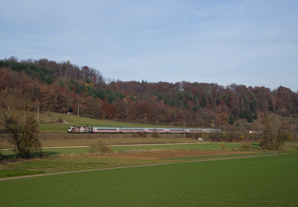 ES 64 U2-021 mit dem IC 2518 nach Münster(Westf.)bei Lonsee am 8.11.2015.