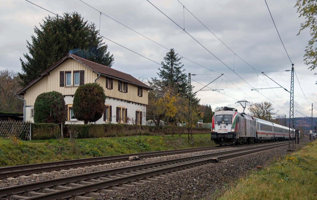 ES 64 U2-021 mit Werbung für die Deutsch-Ungarische Freundschaft mit IC 2518 nach Münster.Aufgenommen in Salach bei Göppingen am 7.11.2015.