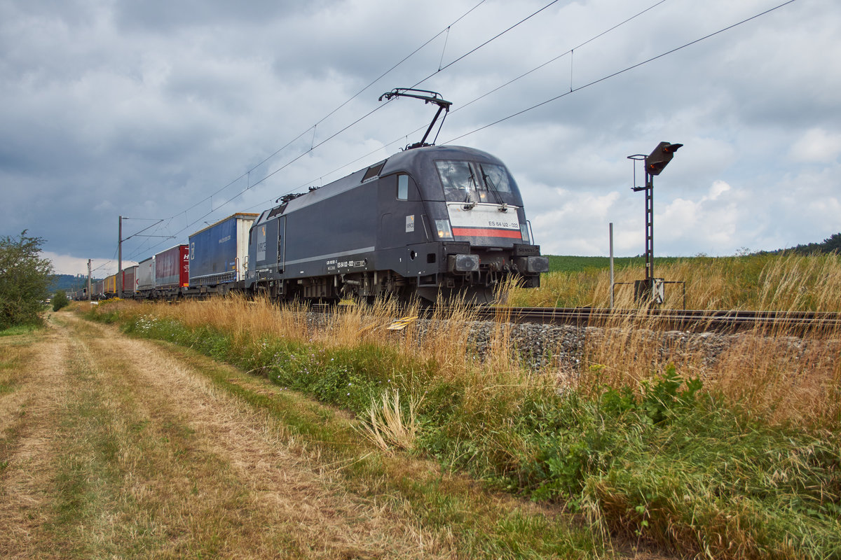 ES 64 U2-022 (182 522) am 11.07.2018 zu sehen mit einen Aufliegerzug bei Dörfle.