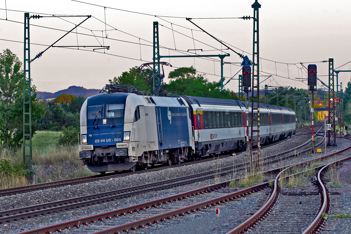 ES 64 U2-024 der Wiener Lokalbahn Gmbh bespannt den Ic 180 von Zürich HB nach Stuttgart am Bahnbildertreffen den 2.8.2015