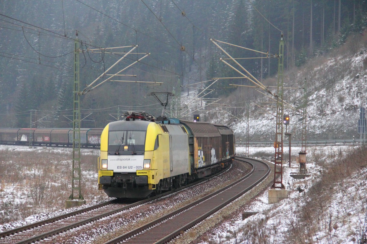 ES 64 U2 - 025 Dispolok im Frankenwald bei Steinbach am Wald am 24.01.2015.