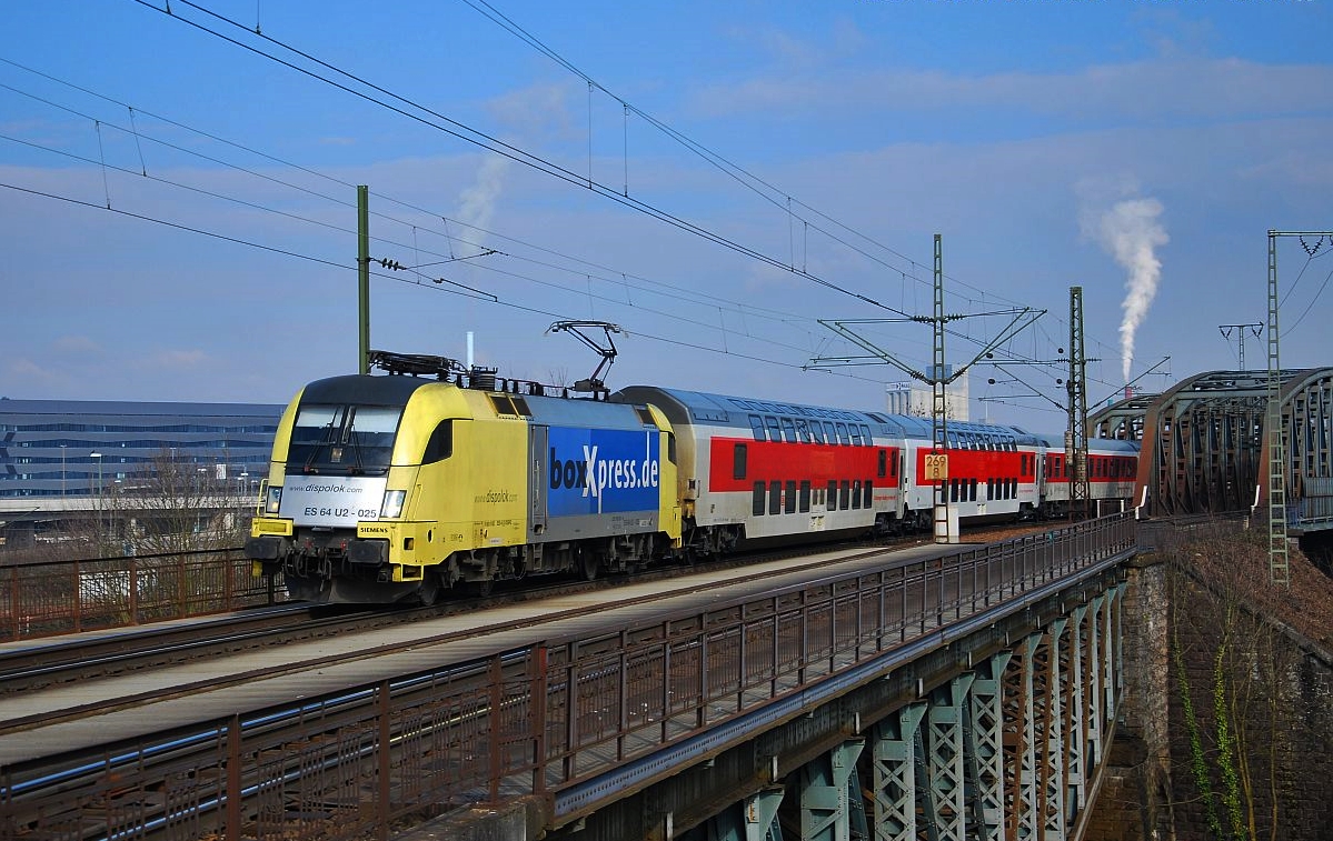 ES 64 U2-025  boxXpress.de  am 14.03.2013 zusammen mit dem CNL 473  Aurora  bei der Einfahrt in Basel Bad Bf.