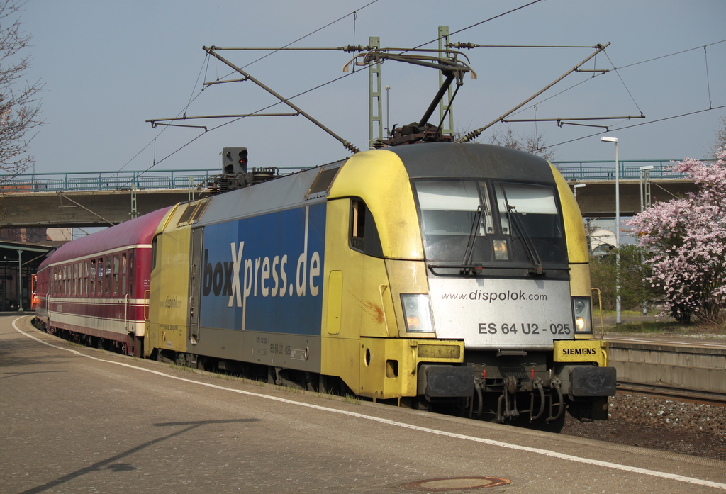 ES 64 U2-025 mit HKX(Hamburg-K�ln-Express)als HKX 1802 von Hamburg-Altona nach K�ln Hbf bei der Ausfahrt in Hamburg-Harburg.29.03.2014 