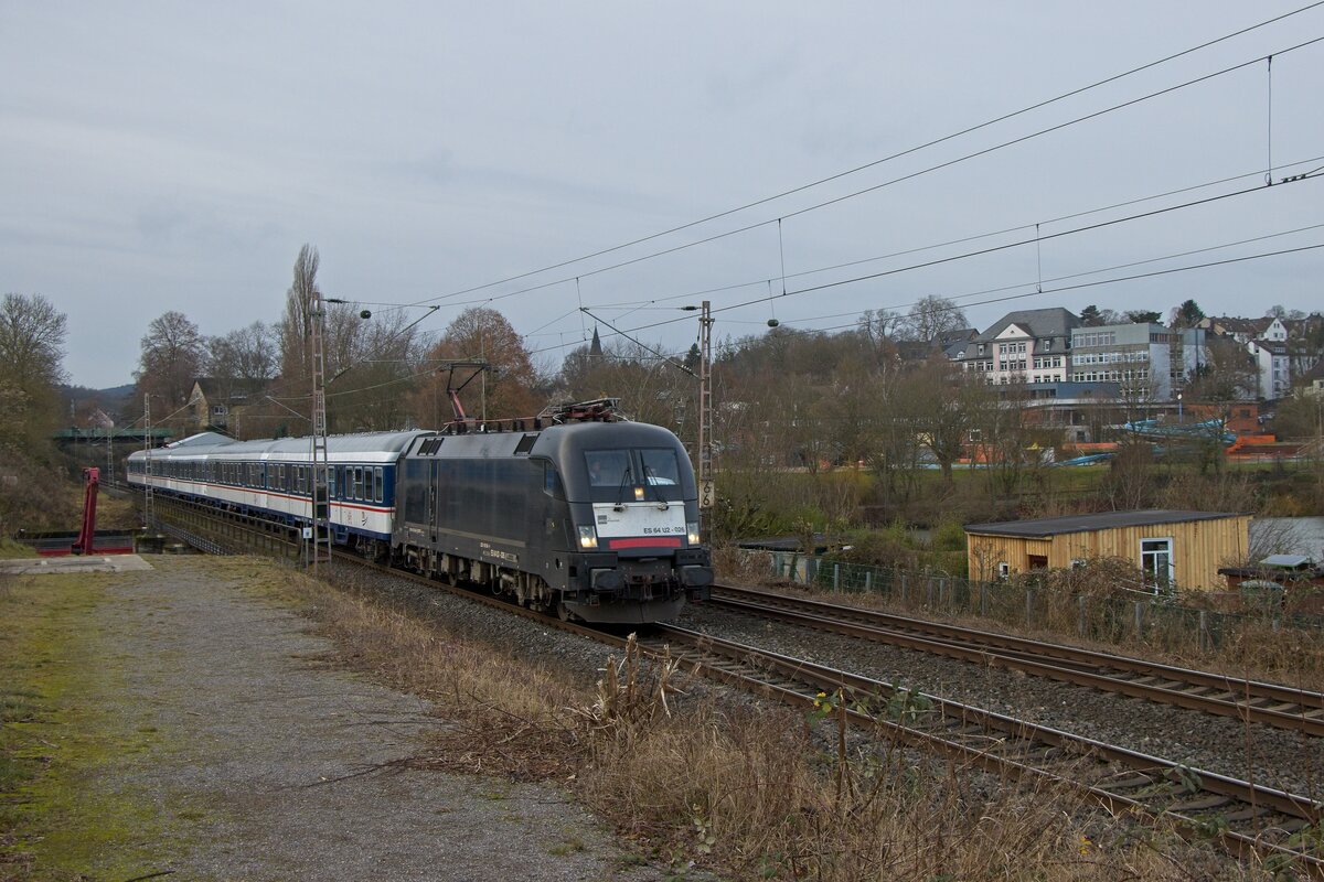 ES 64 U2 - 026 der MRCE mit einem n-Wagen-Zug als RB 40 in Wetter (08.01.2022) 
