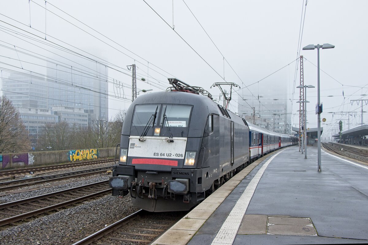 ES 64 U2 - 026 mit einem Ersatzzug der TRI auf der Linie RB 40 in Essen Hbf (15.01.2022)