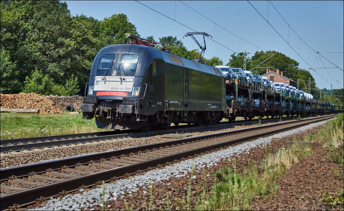 ES 64 U2-026 (182 526-4) von MRCE ist am 19.07.2017 mit einen Autozug bei Vollmerz unterwegs.Bild wurde auf öffentlichen Gelände gemacht.