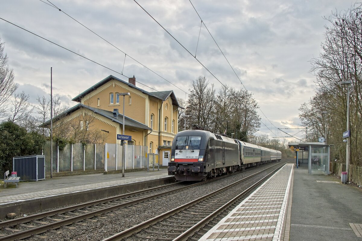 ES 64 U2-026 durchfährt mit einem Ersatzzug auf der Linie RE 11 den Bahnhof Bad Sassendorf (05.02.2022) 