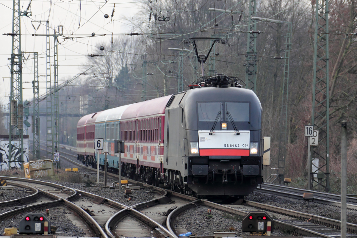 ES 64 U2-026 mit HKX 1801 nach Hamburg bei der Durchfahrt in Recklinghausen 1.3.2014