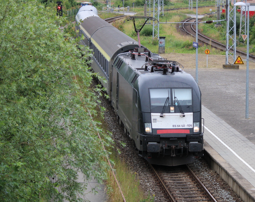 ES 64 U2-026 mit nur 4 xWagen als Uex 1878 von Lörrach nach Ostseebad Binz bei der Einfahrt in Rostock-Kassebohm.03.07.2021