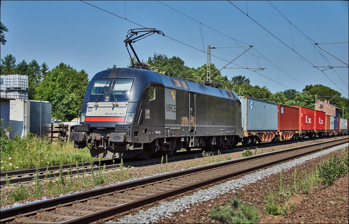 ES 64 U2-027 (182 527) von MRCE ist am 19.07.2017 mit einen Containerzug bei Vollmerz zu sehen.Bild von einer öffentlichen Stelle gemacht.