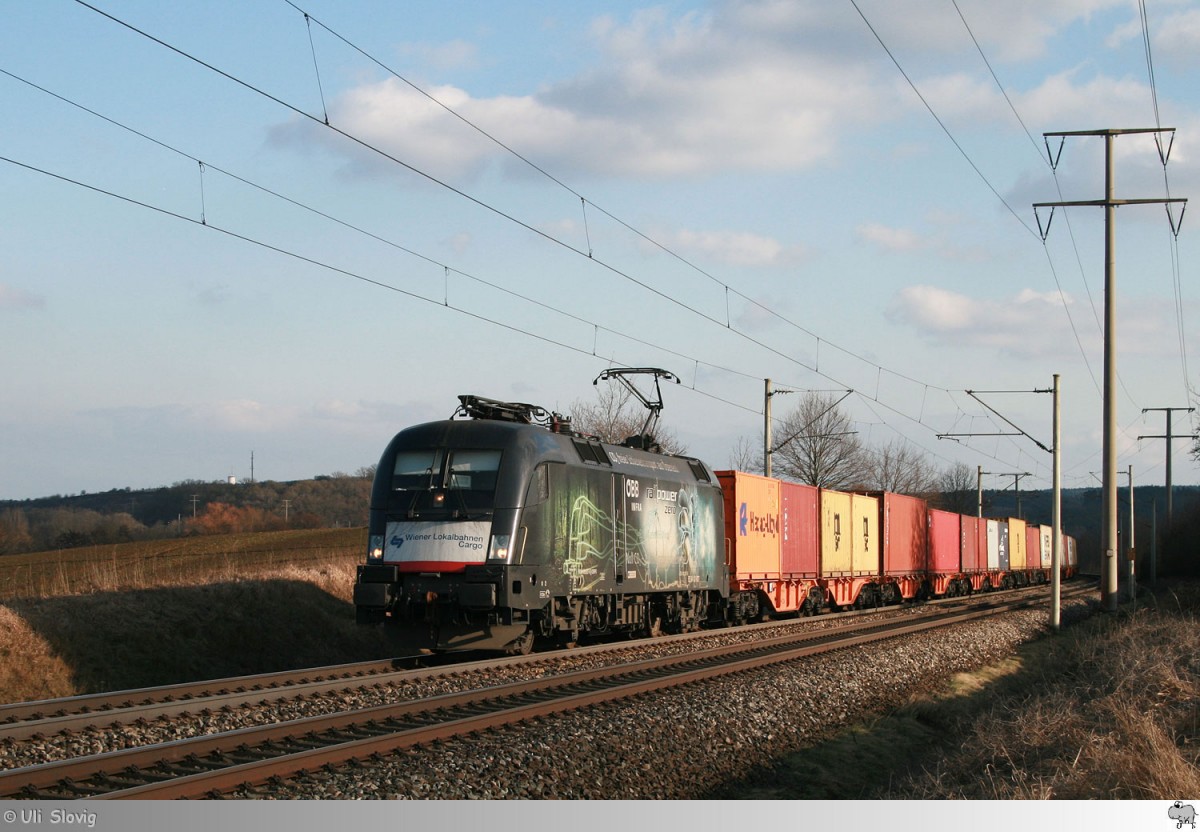 ES 64 U2 - 027 der Wiener Lokalbahnen Cargo befördert einen Güterzug Richtung Würzburg. Die Aufnahme entstand am 12. März 2015 kurz nach der Durchfahrt von Neustadt an der Aisch.