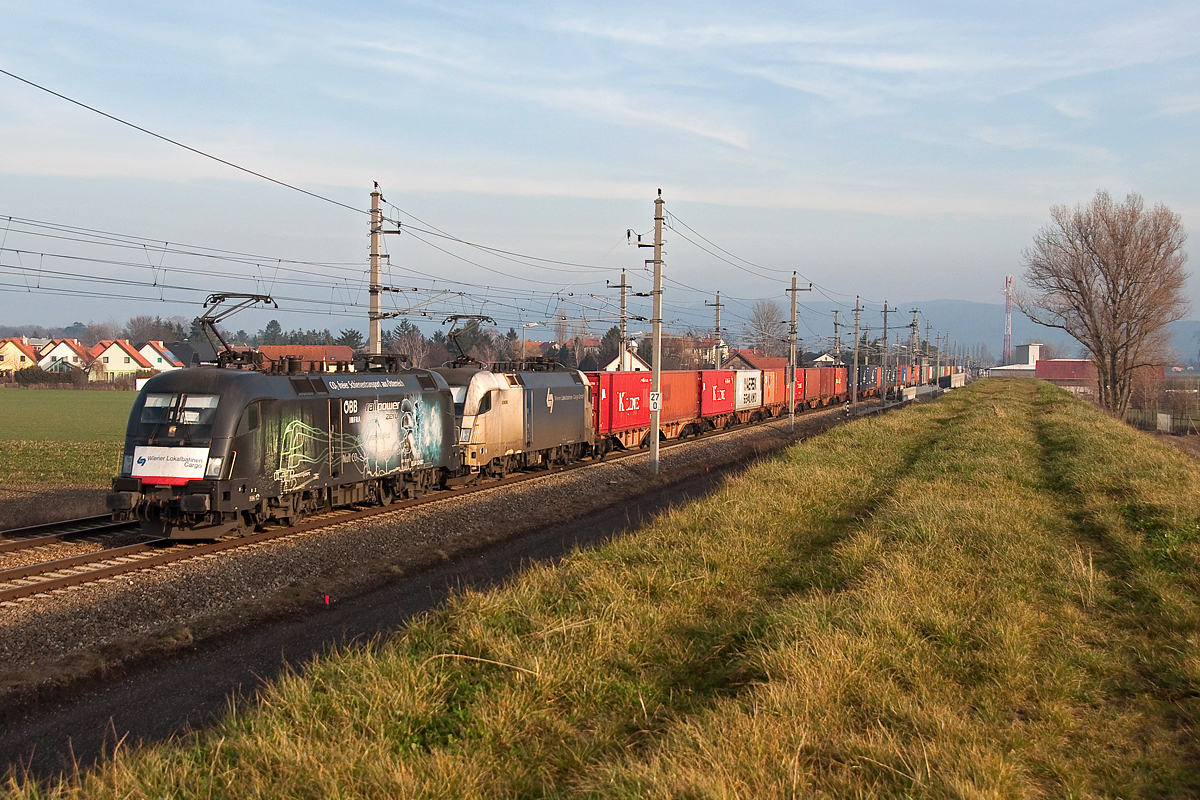 ES 64 U2-027 und ES 64 U2-024 sind mit Containern von Wien nach Hamburg unterwegs. Muckendorf-Wipfing, am 03.01.2014.