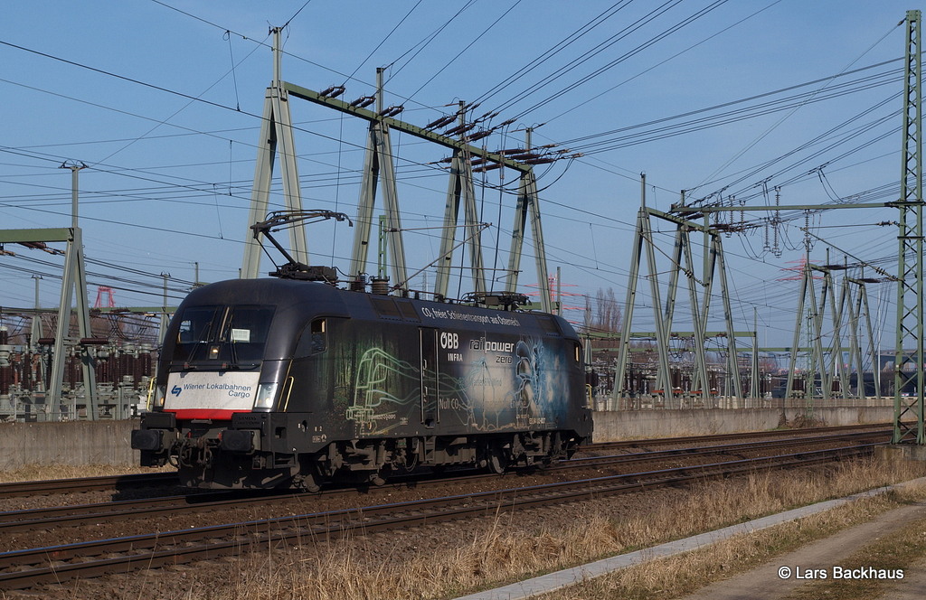 ES 64 U2-027 WLC  railpower zero  rollt am 09.03.14 als Lz gemächlich gen AWHO um dort ihren Containerzug ins Alpenland Österreich zu übernehmen. Aufgenommen am Umspannwerk in Hamburg-Waltershof.