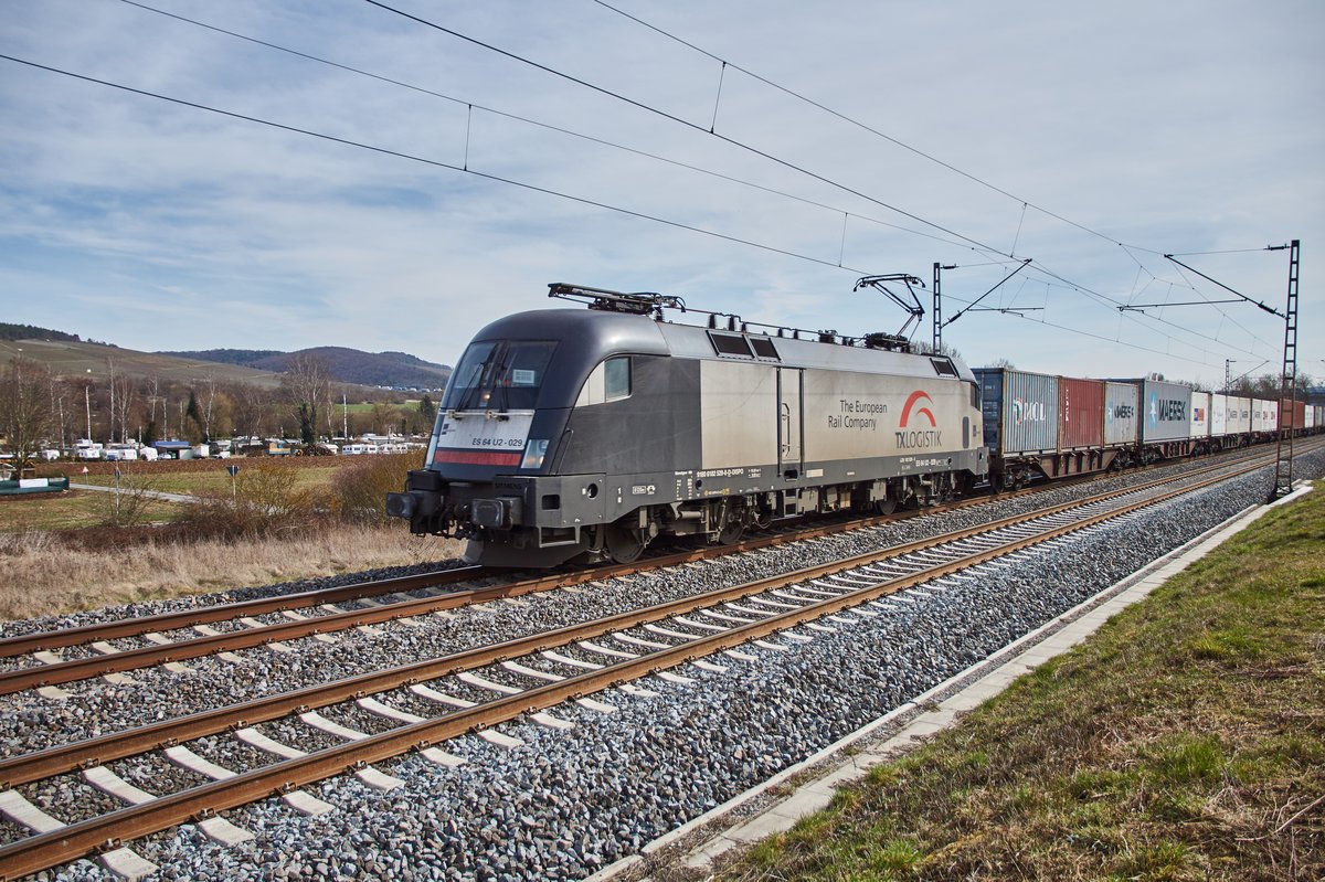ES 64 U2-029 (182 529) ist mit einen Containerzug in Richtung Norden unterwegs,gesehen am 15.03.2018 in Würzburg/Süd.