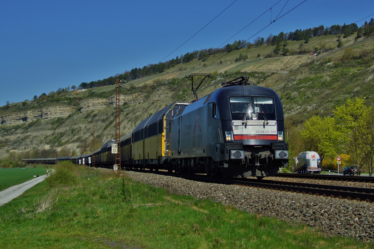 ES 64 U2-029 (182 529) von MRCE ist am 15.04.15 mit einen Autozug bei Thüngersheim unterwegs.