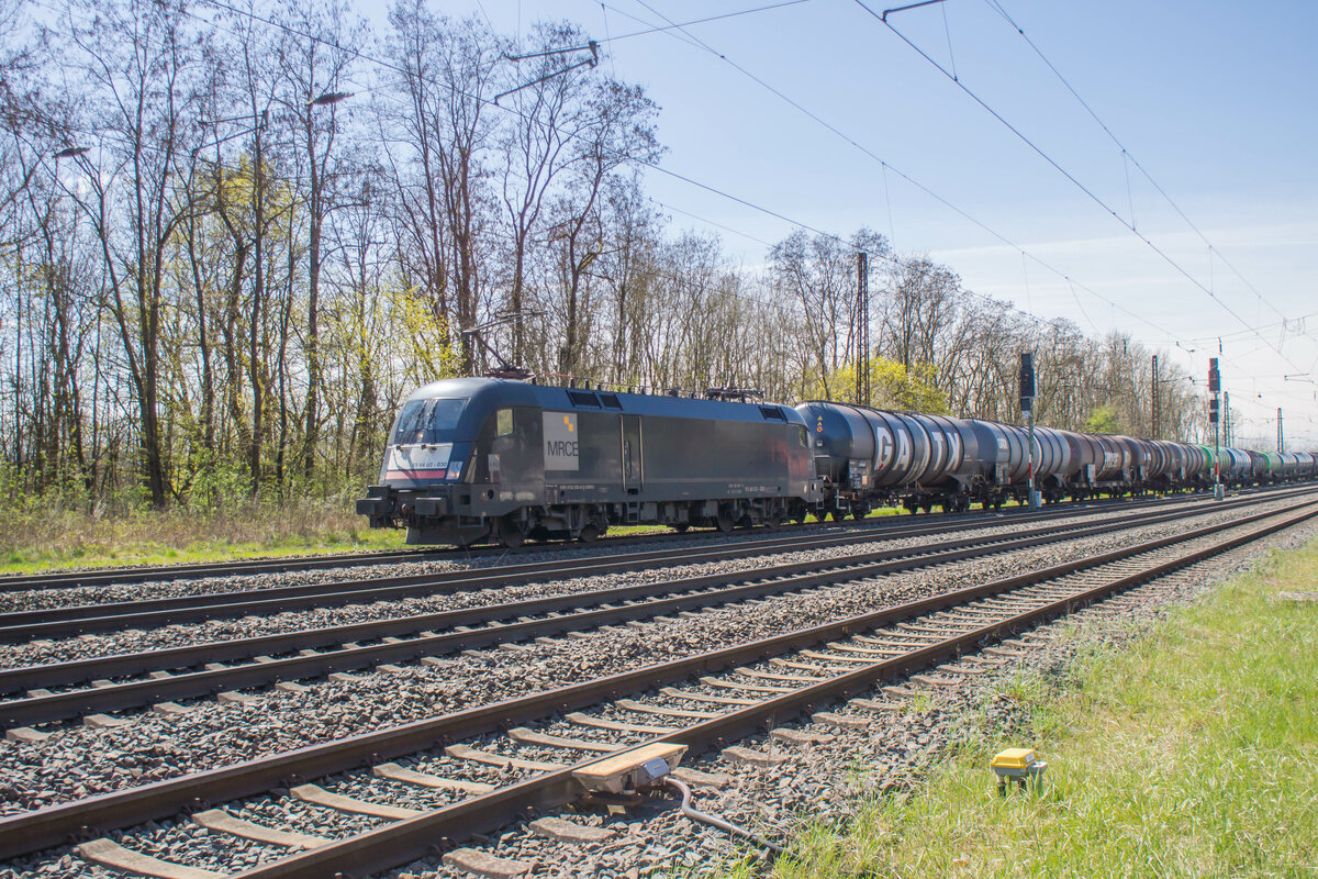 ES 64 U2-030 (182 530-5) mit einem Kesselzug am 19.04.2023 in Elm.
