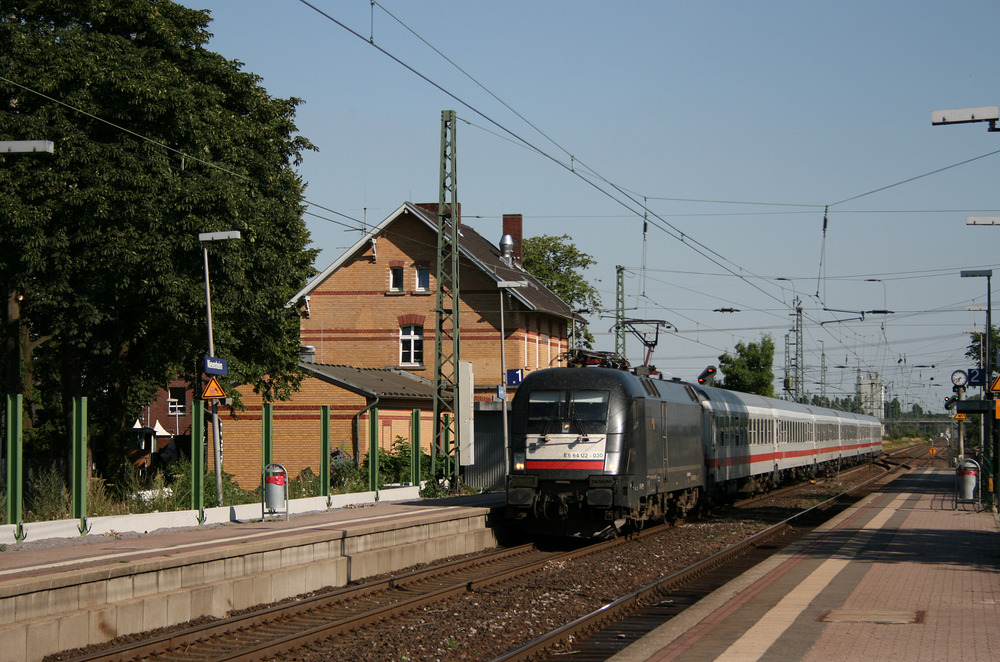ES 64 U2-030 durchfährt mit ihrem Intercity den Bahnhof von Nievenheim ohne Halt.
Aufgenommen am 18.07.2010.