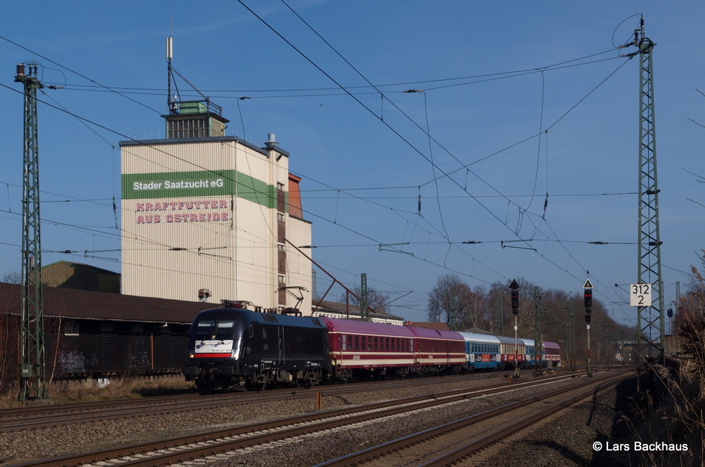 ES 64 U2-030 HKX eilt am 09.03.14 mit einem HKX von Hamburg nach Köln durch Tostedt gen Rheinland.