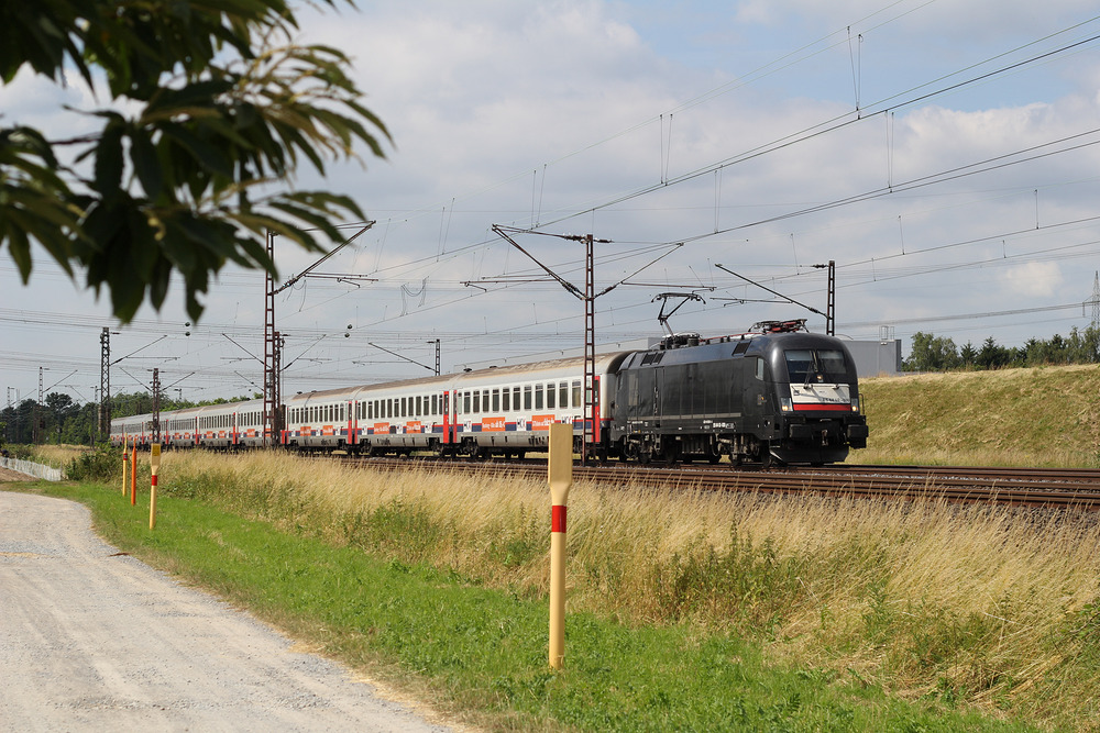 ES 64 U2-030 mit dem HKX nach Köln, aufgenommen in Langenfeld-Berghausen.
Aufnahmedatum: 23.06.2014