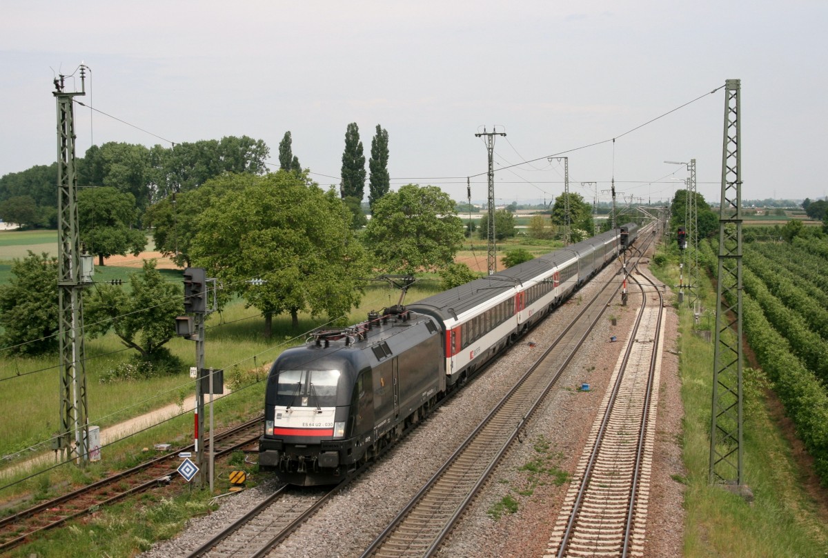 ES 64 U2-030 mit EC 7 (Hamburg-Altona–Kln Hbf–Chur) am 11.05.2011 in Mllheim (Baden)