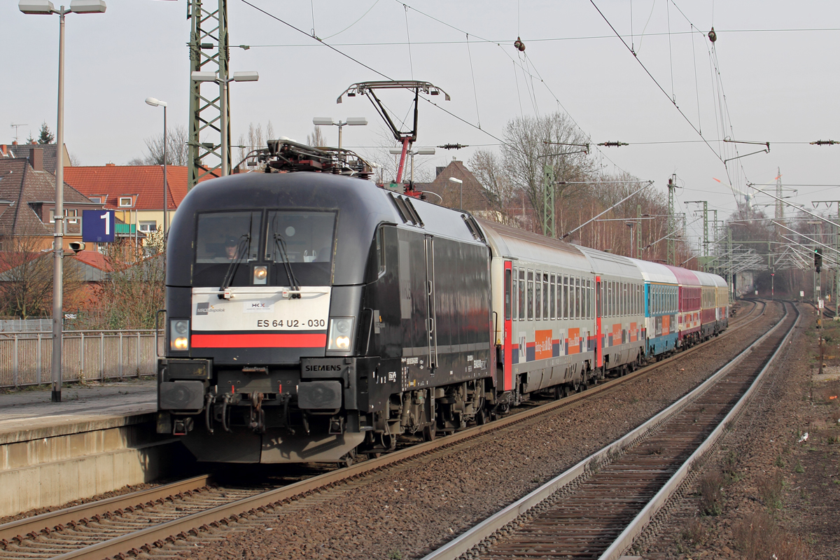 ES 64 U2-030 mit HKX 1800 nach Köln Hbf. bei der Durchfahrt in Recklinghausen 1.3.2014