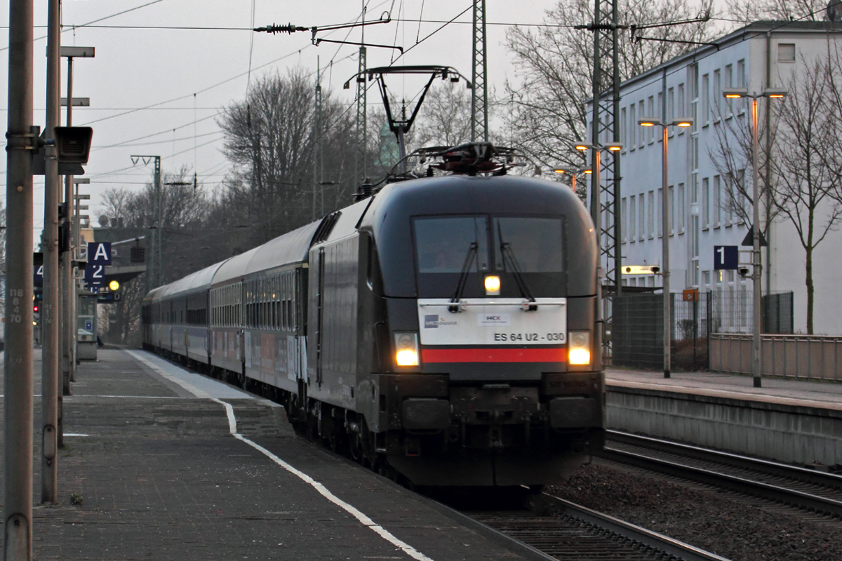 ES 64 U2-030 mit HKX 1805 nach Hamburg bei der Durchfahrt in Recklinghausen 7.3.2014