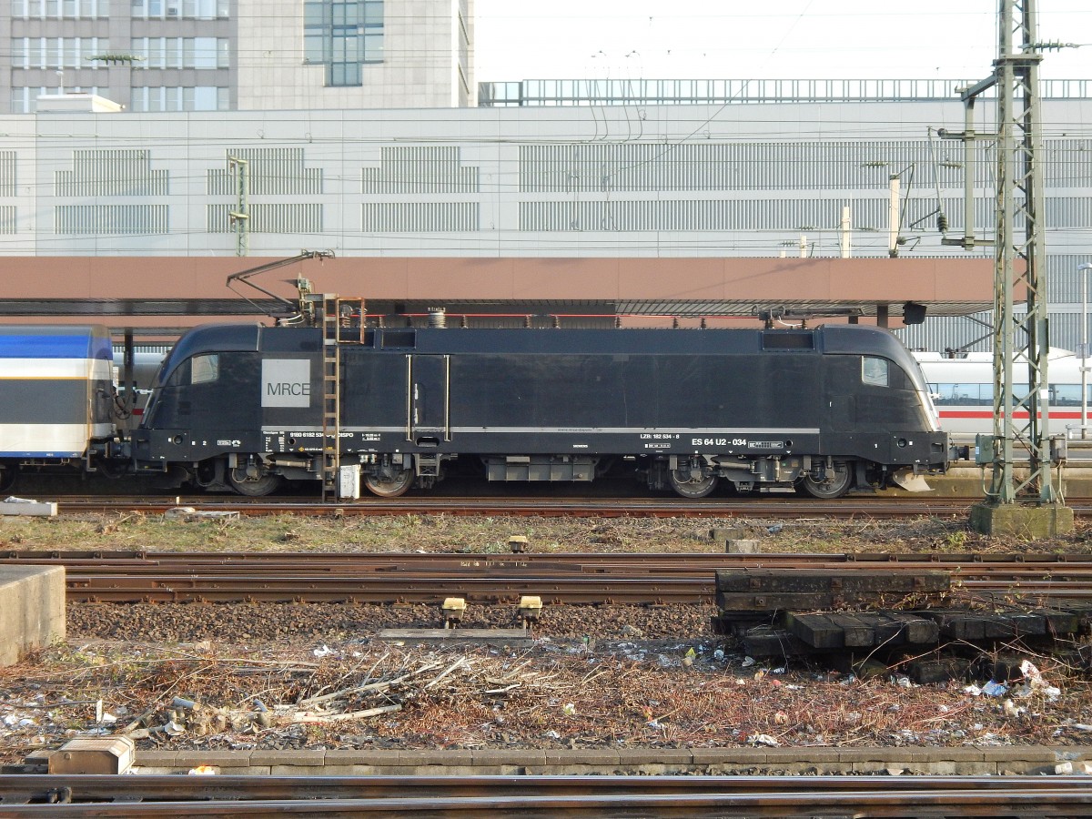 ES 64 U2 - 034 alias 182 534 von MRCE als Seitenansicht im Düsseldorfer HBF.

Düsseldorf 28.10.2014