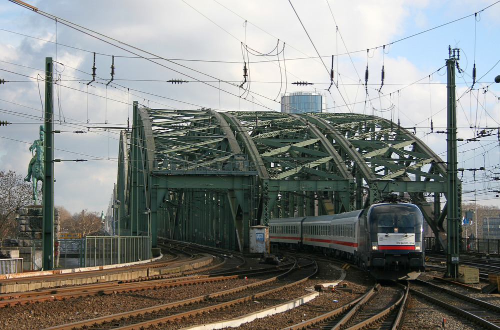 ES 64 U2-034 fährt mit einem Fernverkehrszug in den Kölner Hauptbahnhof ein.
Der von der Hohenzollernbrücke kommende Zug wurde am 3. Februar 2010 fotografiert.