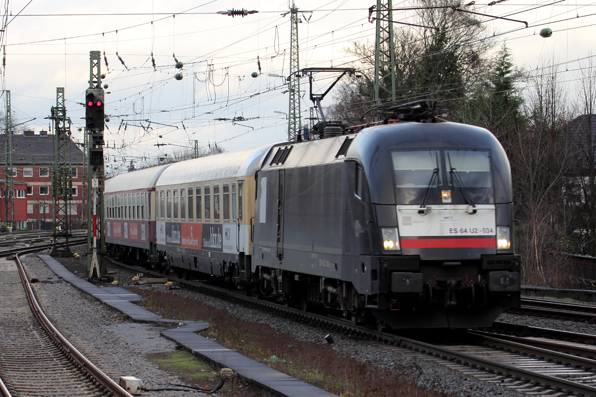 ES 64 U2-034 mit HKX 1802 nach Köln Hbf. bei der Einfahrt in Münster Hbf. 22.12.2013