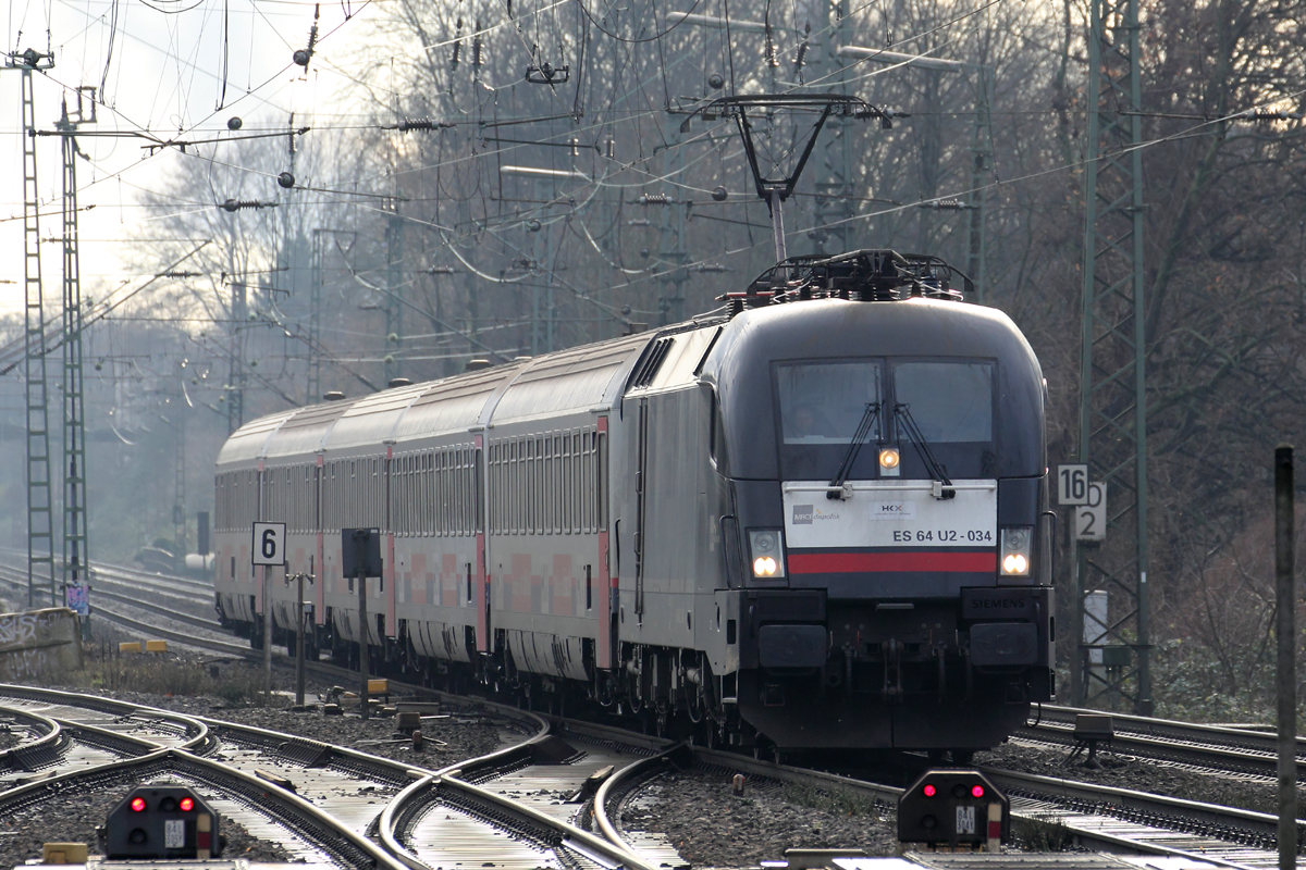 ES 64 U2-034 mit HKX 1803 nach Hamburg bei der Durchfahrt in Recklinghausen 28.12.2013