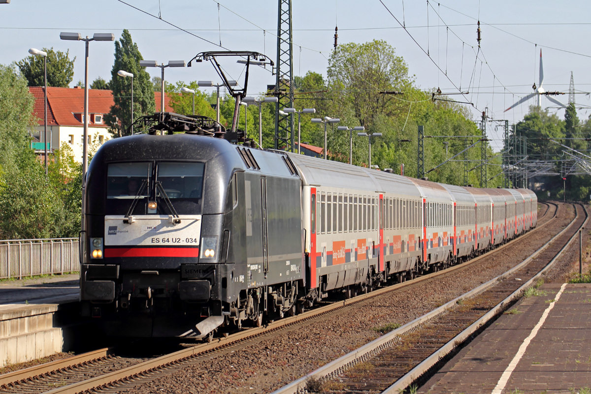 ES 64 U2-034 mit HKX 1800 nach Köln Hbf. in Recklinghausen 3.5.2014
