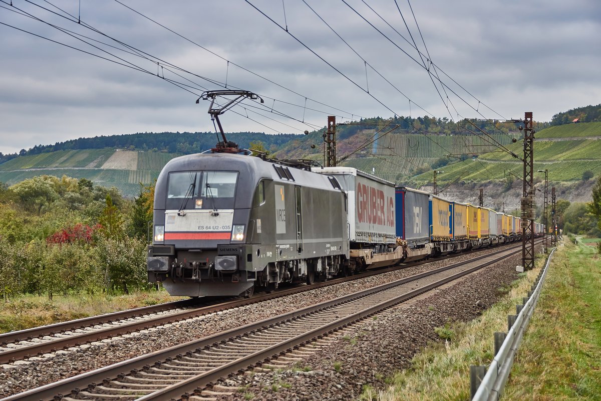 ES 64 U2-035 (182 535) von MRCE wie hier zu sehen ist mit einen Aaufliegerzug am 13.10.16 bei Himelstadt in Richtung Verona unteregs.