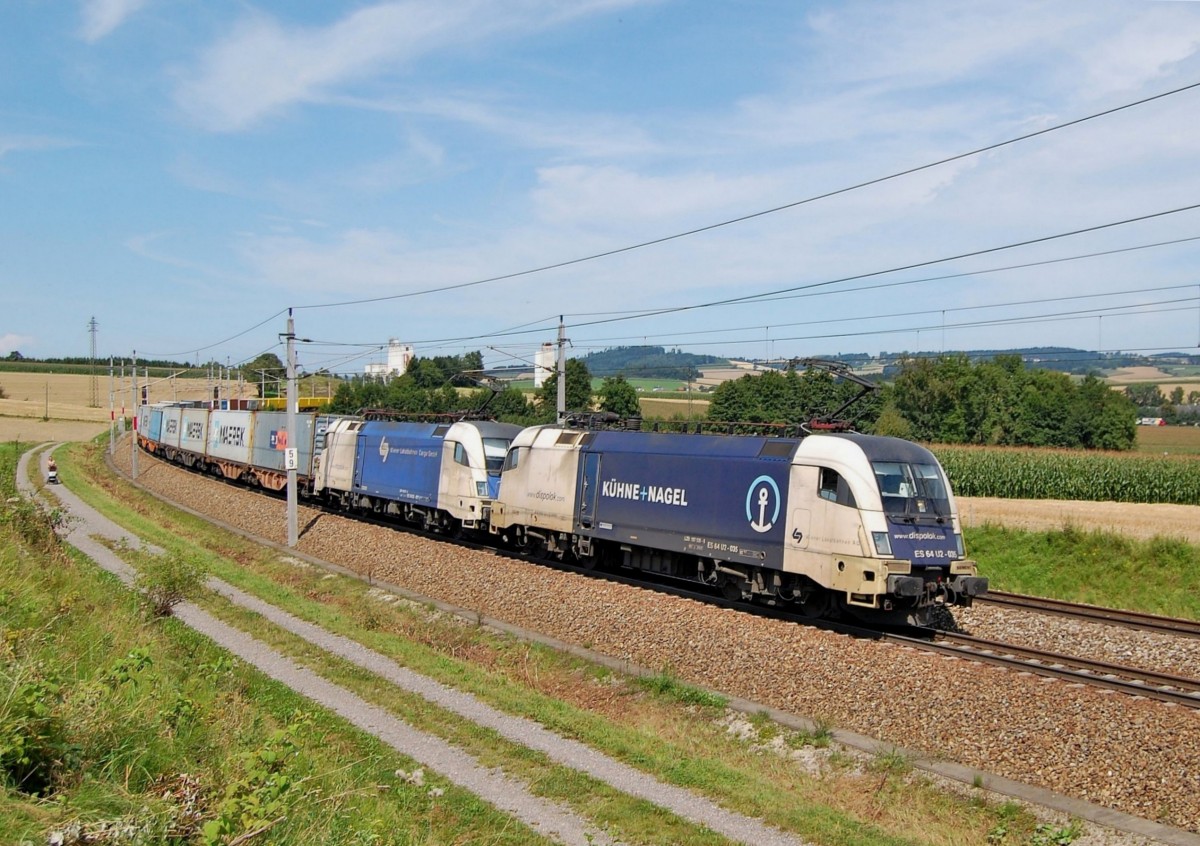 ES 64 U2-035 und ES 64 U2-021  sind am 10.08.2014 mit einem Containerzug
in der Ortschaft Katzbach durchgefahren.