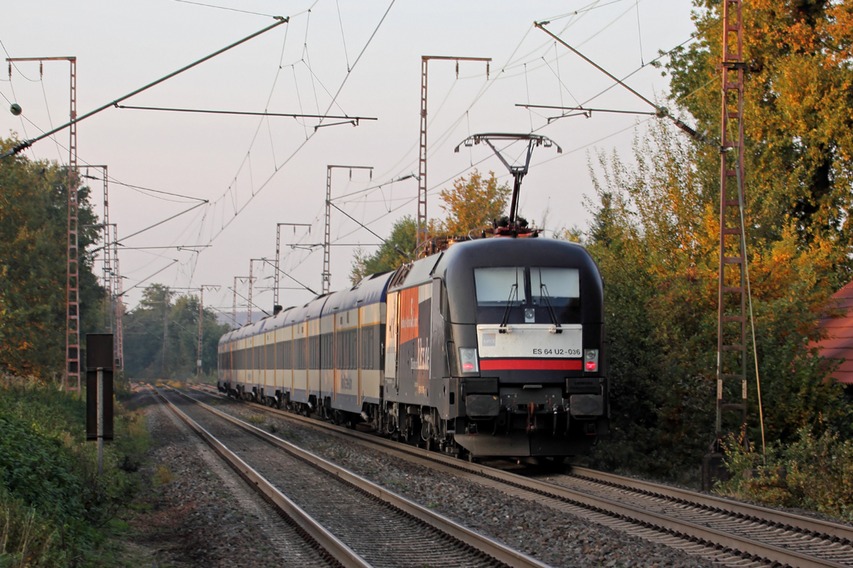 ES 64 U2-036 als Schublok hinter HKX 1809 nach Hamburg auf der KBS 425 am BÜ KM 13,272 in Recklinghausen 26.10.2015
