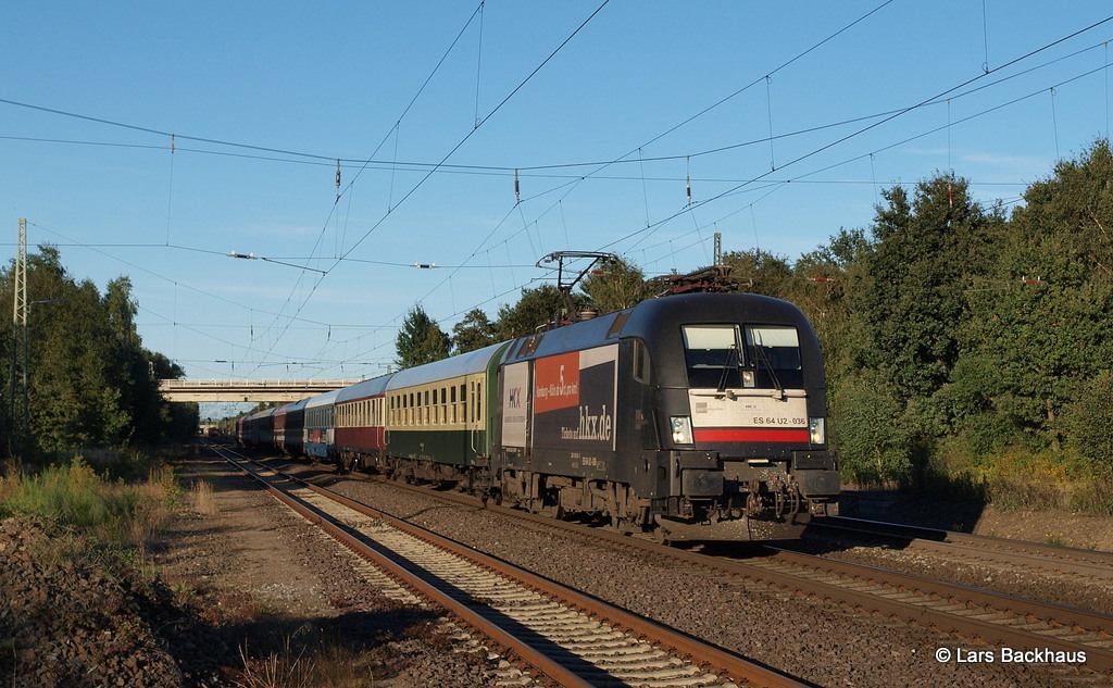 ES 64 U2-036 eilt am 29.09.13 mit einem HKX nach Kln am Haken durch Scheeel Richtung Bremen. Interessant ist mittlerweile in welchen bunten Farben die HKX Zge durch die Gegend fahren.