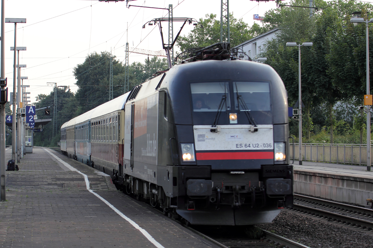 ES 64 U2-036 mit HKX 1805 nach Hamburg bei der Durchfahrt in Recklinghausen 21.8.2013