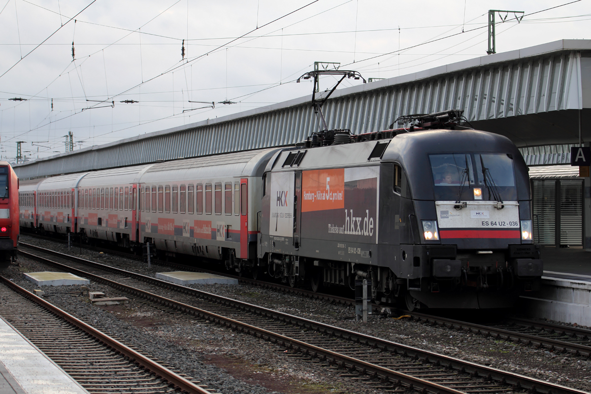 ES 64 U2-036 mit HKX 1803 und einer scheinbar von mir noch nicht gesichteten neuen einheitlichen Wagengarnitur in Münster Hbf. 22.12.2013