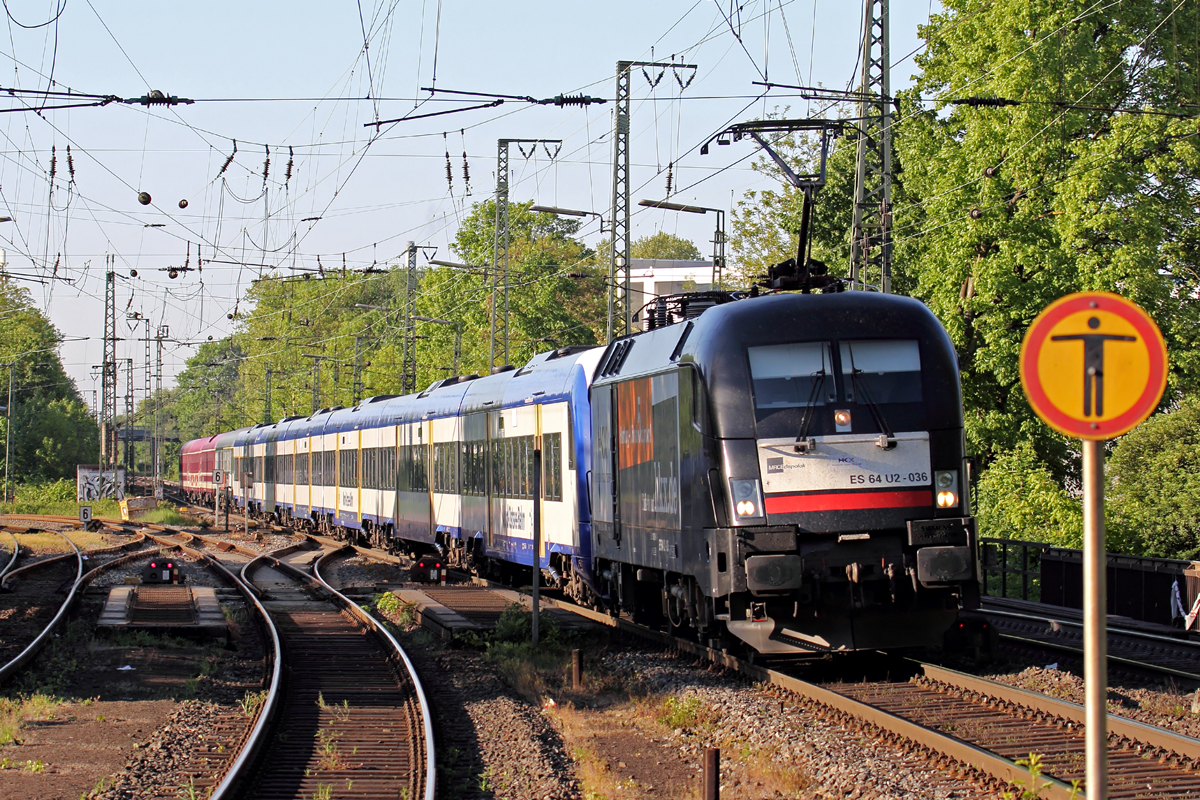 ES 64 U2-036 mit HKX 1801 nach Hamburg in Recklinghausen 3.5.2014